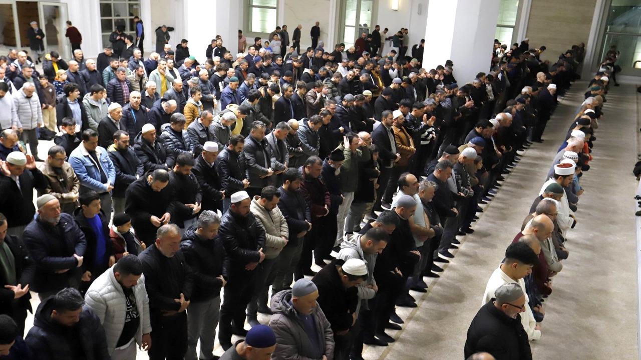 Aksaray’da Selçuklu Külliyesi’nde İlk Teravih Coşkusu