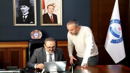 ASÜ Rektörü Prof. Dr. Alpay Arıbaş, AA’nın 2025 yılına damga vuran fotoğraflarını oyladı