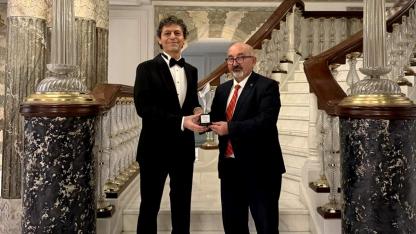 Akif Manaf’a Bir Barış Ödülü Daha: Dünyaca Ünlü Yazar Egeyön Barış Ödülünü Aldı