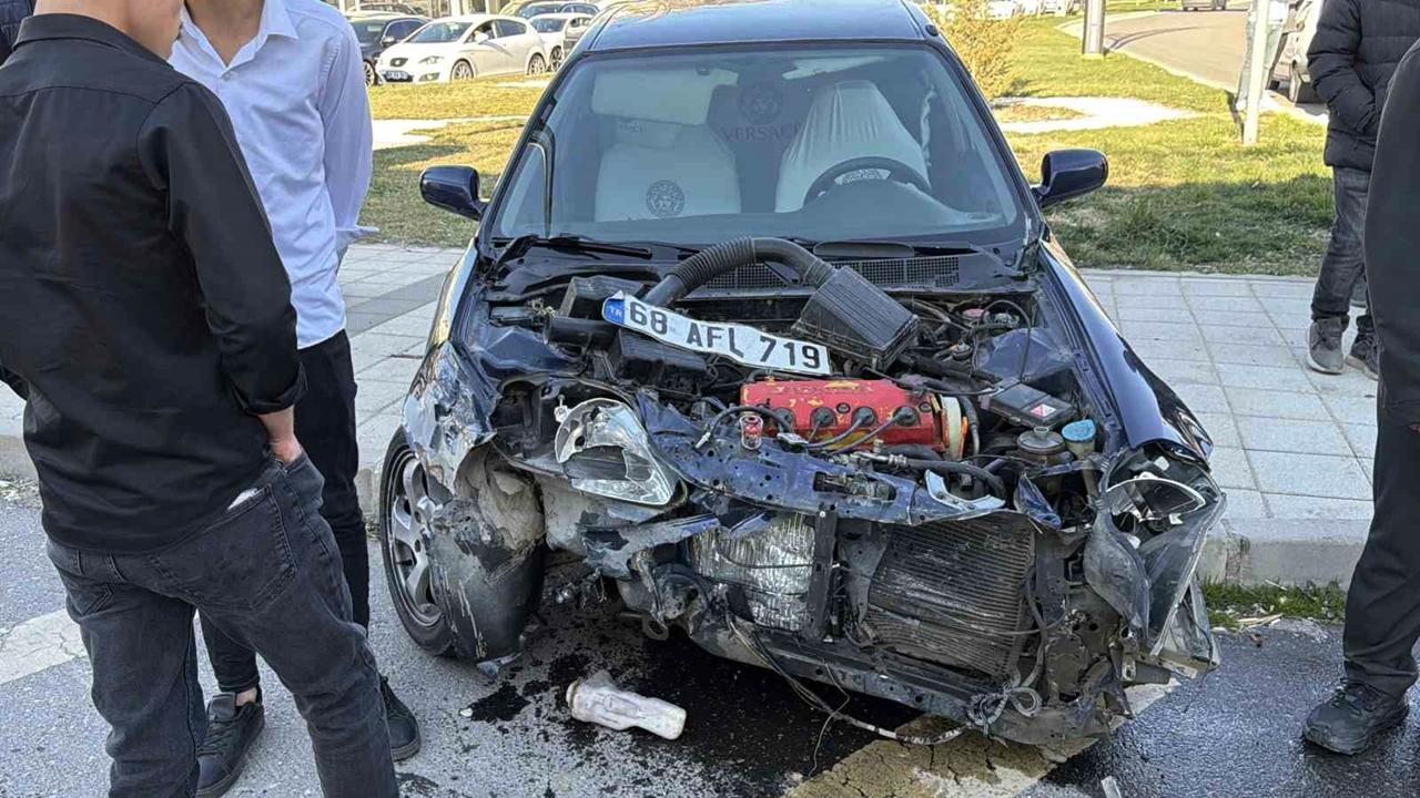 Aksaray Sanayi köprüsü altındaki kavşakta iki otomobil çarpıştı