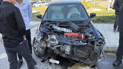 Aksaray Sanayi köprüsü altındaki kavşakta iki otomobil çarpıştı