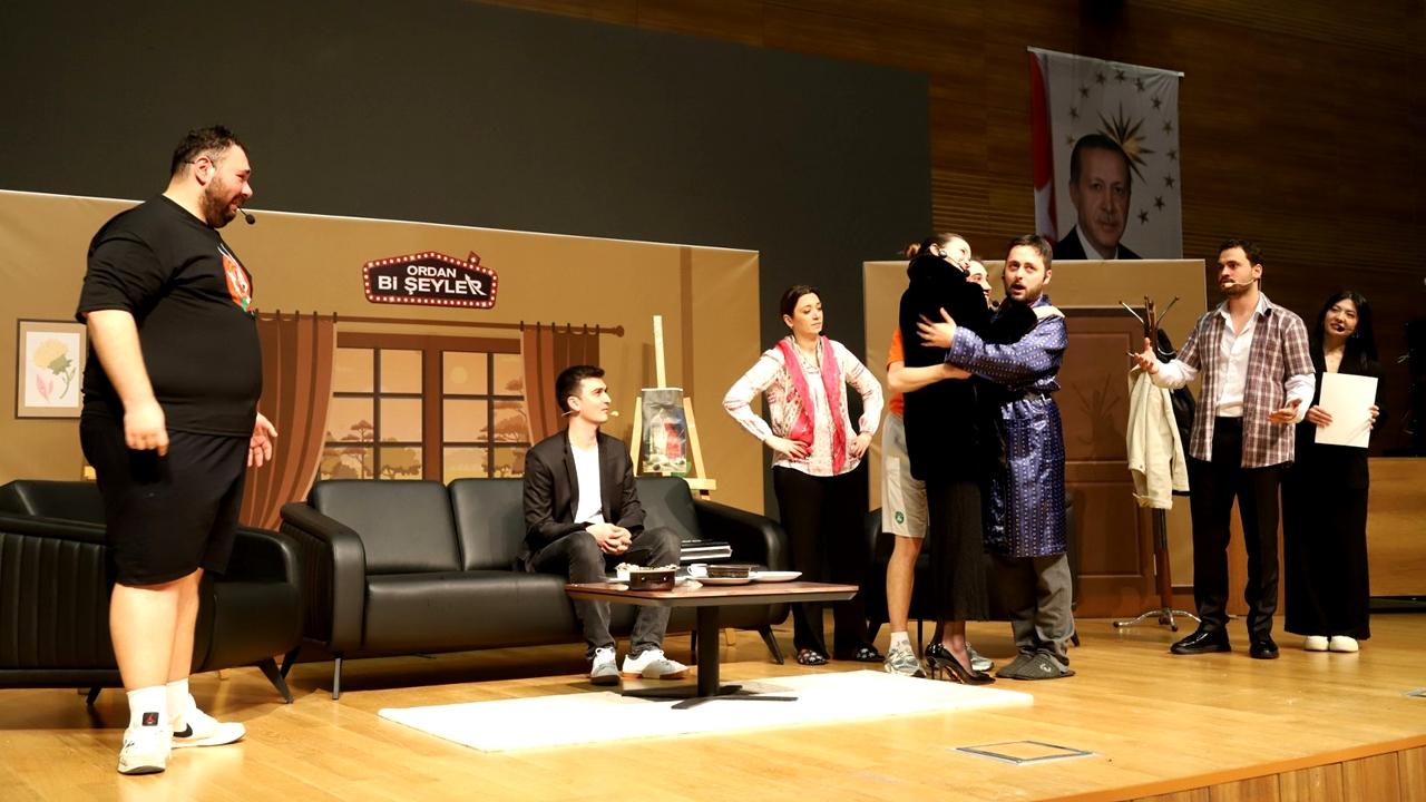 Aksaray Üniversitesi’nin 20. Yılında Tiyatro Rüzgârı: "Ordan Bi Şeyler" Sahne Aldı