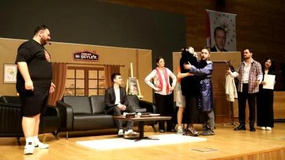 Aksaray Üniversitesi’nin 20. Yılında Tiyatro Rüzgârı: "Ordan Bi Şeyler" Sahne Aldı