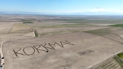 Aksaray'da 12 Mart’ta Çiftçilerden Dikkat Çeken Mesaj, Tarlasında “KORKMA” Yazdı