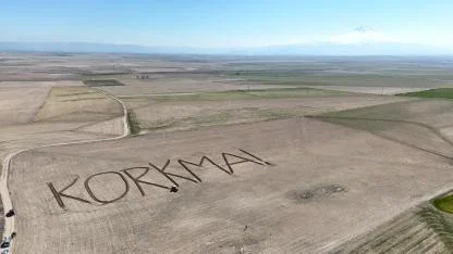 Aksaray'da 12 Mart’ta Çiftçilerden Dikkat Çeken Mesaj, Tarlasında “KORKMA” Yazdı