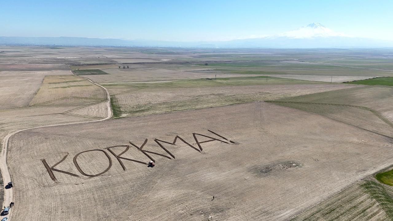 Aksaray'da 12 Mart’ta Çiftçilerden Dikkat Çeken Mesaj, Tarlasında “KORKMA” Yazdı