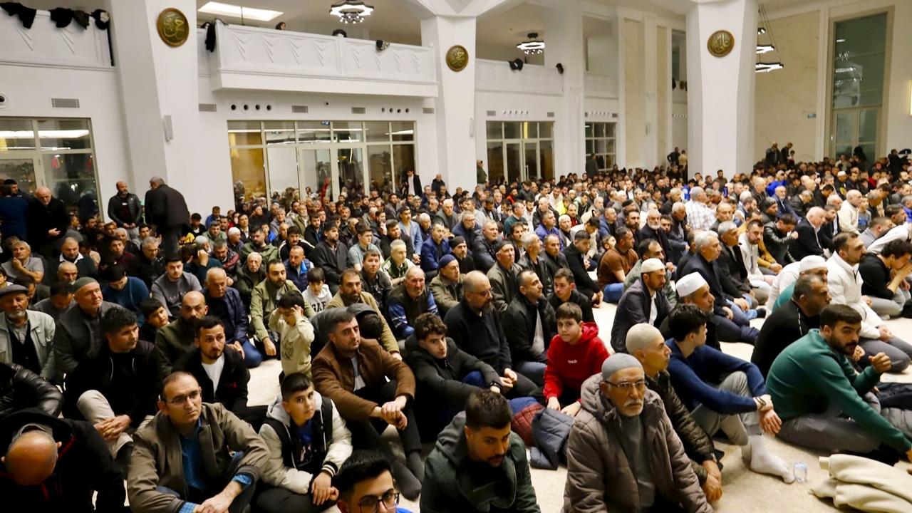 Aksaray’da Kadir Gecesi Selçuklu Külliyesi’nde Manevi Coşkuyla İdrak Edildi