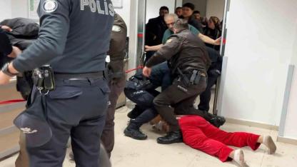 Aksaray’da Kanlı Baskın: Önce Sevgiliyi Bıçakladı, Sonra Polise Tokat Attı!