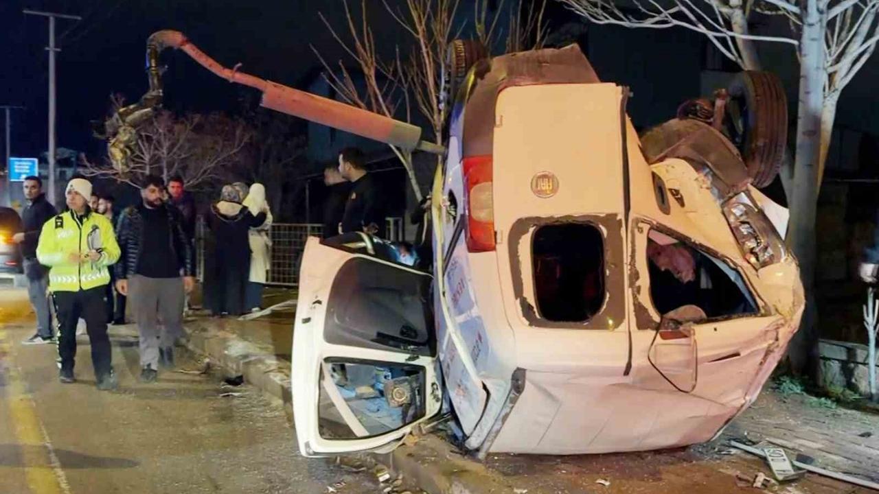 Aksaray’da Takla Atan Araç Karşı Şeride Geçti: 2 Ağır Yaralı