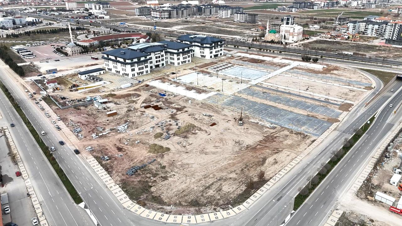 Aksaray'da Yeni Belediye Binası Önünde Başlatılan Millet Bahçesi Şekilleniyor