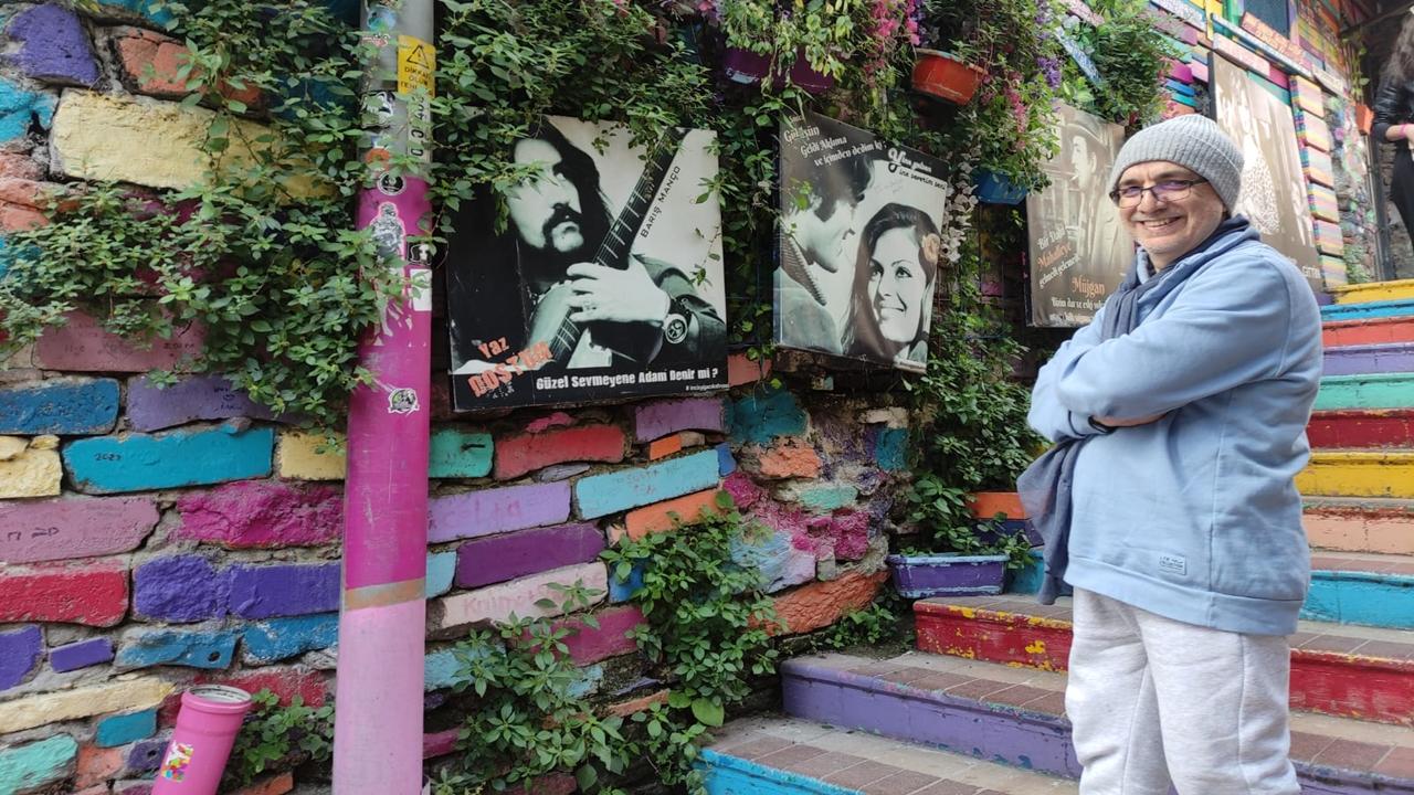 BALAT'IN DUVARLARI KONUŞUYOR: TARİHİ SEMTTE GELENEKSEL DEĞERLER GRAFİTİYLE YAŞATILIYOR