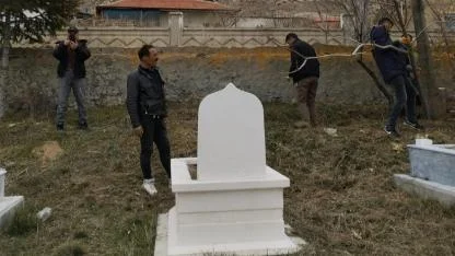 YANYURT MUHTARINDAN MEZARLIKTA BAYRAM TEMİZLİĞİ!