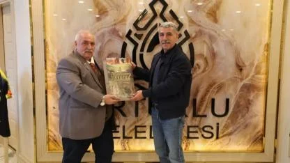 ARTUKLU BELEDİYE BAŞKANI İLE GAZETECİLERE AKSARAY KİTAPLARI