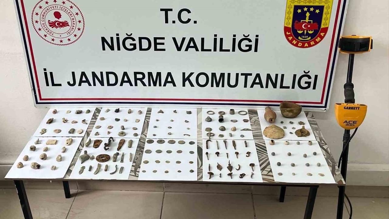 Jandarmadan Tarih Kaçakçılarına Darbe: Porsuk Köyünde 145 Eser Ele Geçirildi