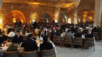 Mardin’e gelen gazeteciler sıra gecesinde doyasıya eğlendi