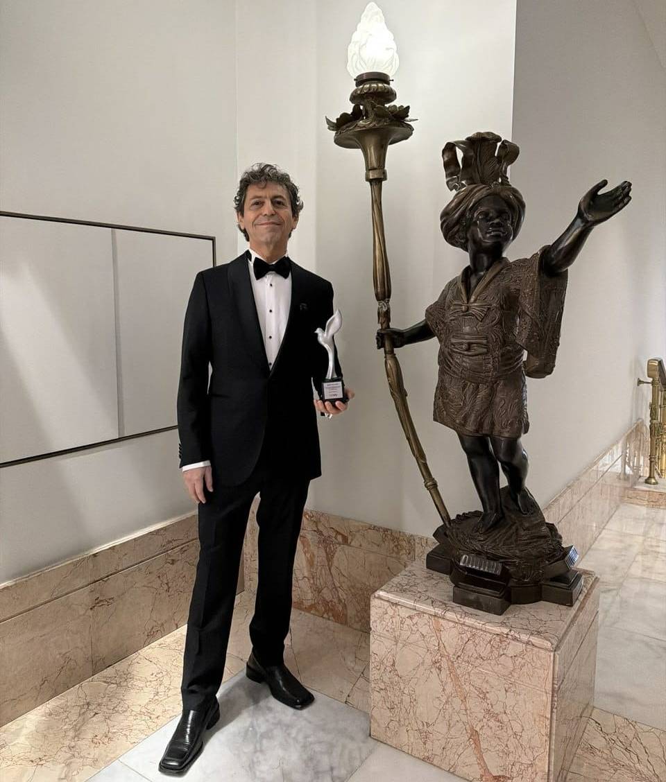 Akif Manaf’a Bir Barış Ödülü Daha: Dünyaca Ünlü Yazar Egeyön Barış Ödülünü Aldı